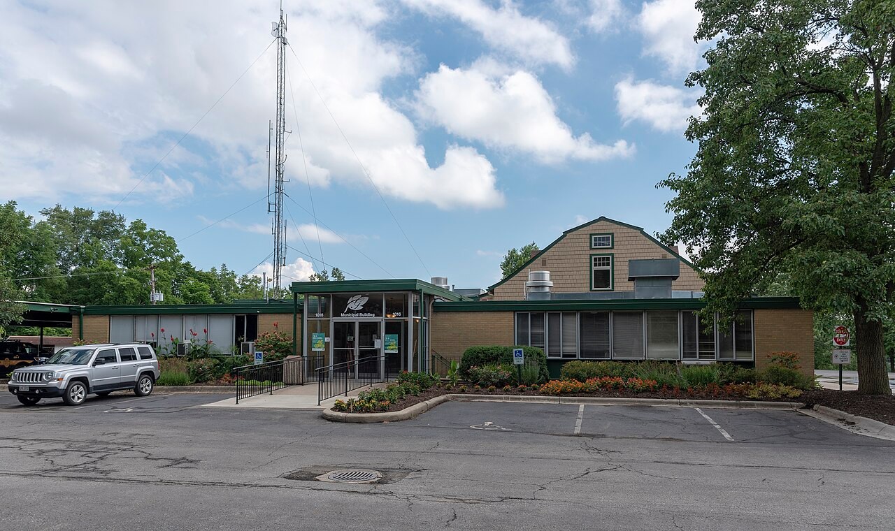 Exterior view of the two-story brick Grandview Heights Municipal Building with entrance ramp and radio tower.